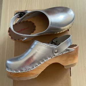 New in box Hanna Andersson silver clogs
